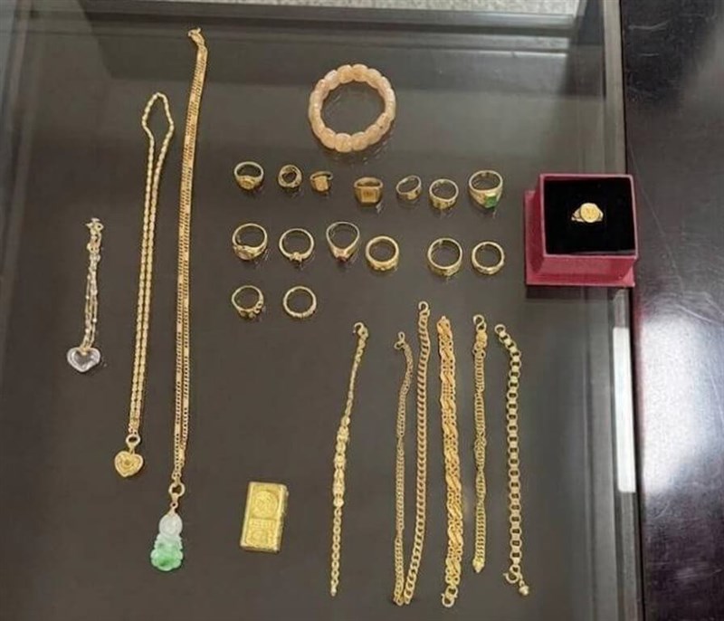 見つかった金製品（台中市政府提供）