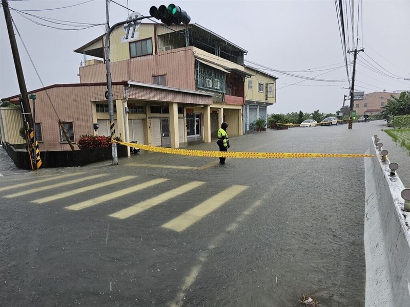 内門区の冠水の様子＝高雄市政府警察局旗山分局提供