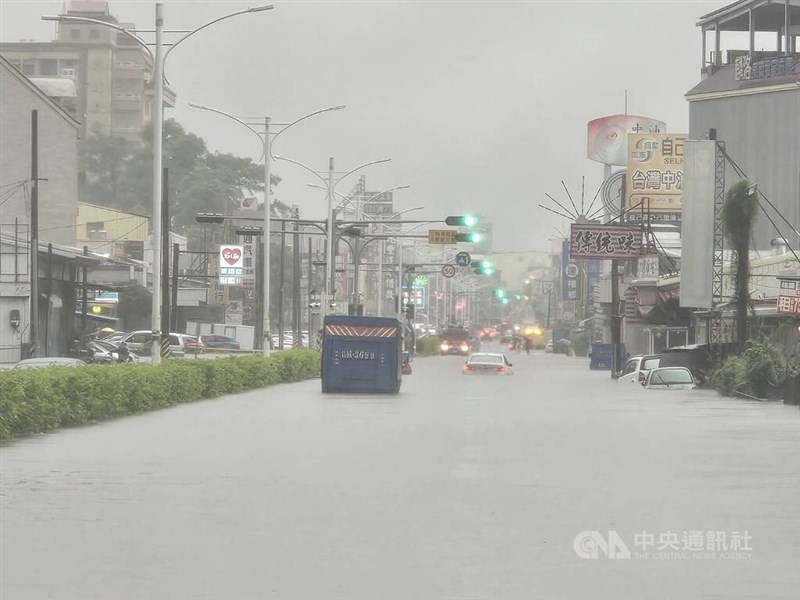 麟洛郷では冠水によって複数の車両が立ち往生した＝25日、中央社記者黄郁菁撮影
