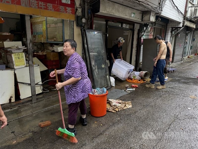 清掃作業に追われる人々＝25日、台北市内湖区で中央社記者王飛華撮影