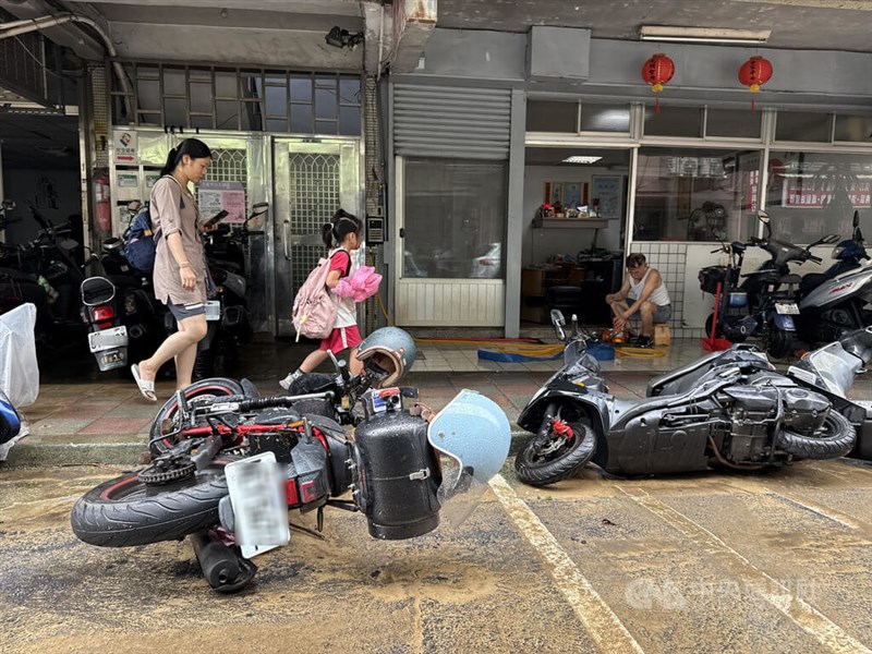 水が引いた後も、オートバイが倒れたままで放置されていた＝25日、台北市内湖区で中央社記者王飛華撮影