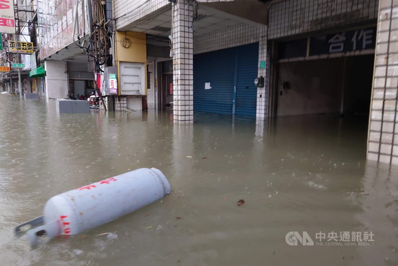 一部で冠水が発生した仁徳区。国道1号・仁徳インターチェンジ近くの中山路では、水深が腰の高さに達するほどの浸水となった＝中央社記者楊思瑞撮影
