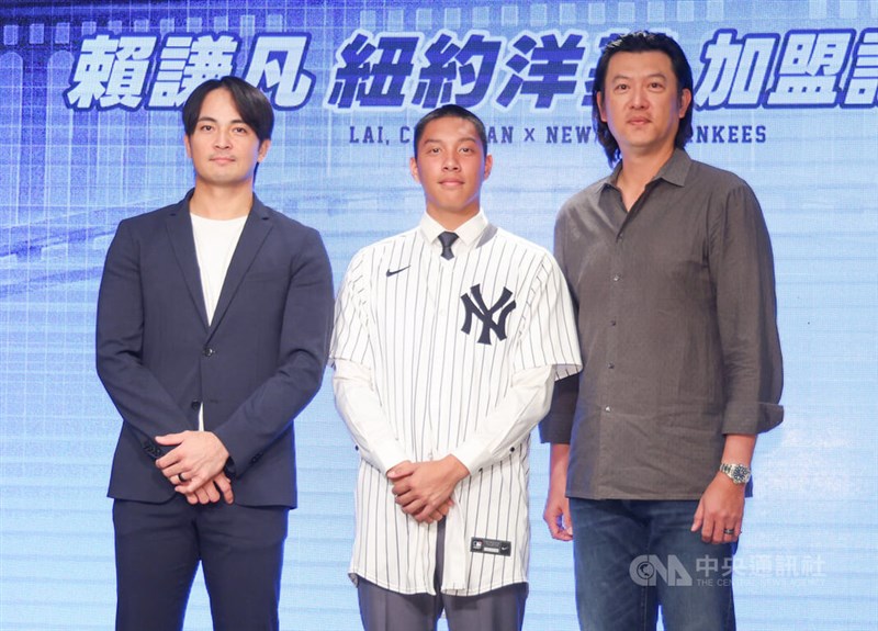 左から台鋼ホークスの郭阜林内野手、ヤンキース入りした頼謙凡、中信ブラザーズの王建民投手コーチ。頼の入団会見で＝6月26日、台北市