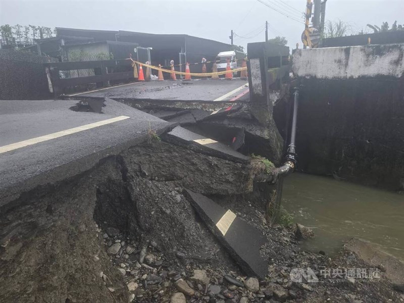 橋の破損と路盤の流出が確認された万巒郷。李姓の住民によると、この道路は潮州へ向かう小道で、地元住民は主に農業用道路として利用している