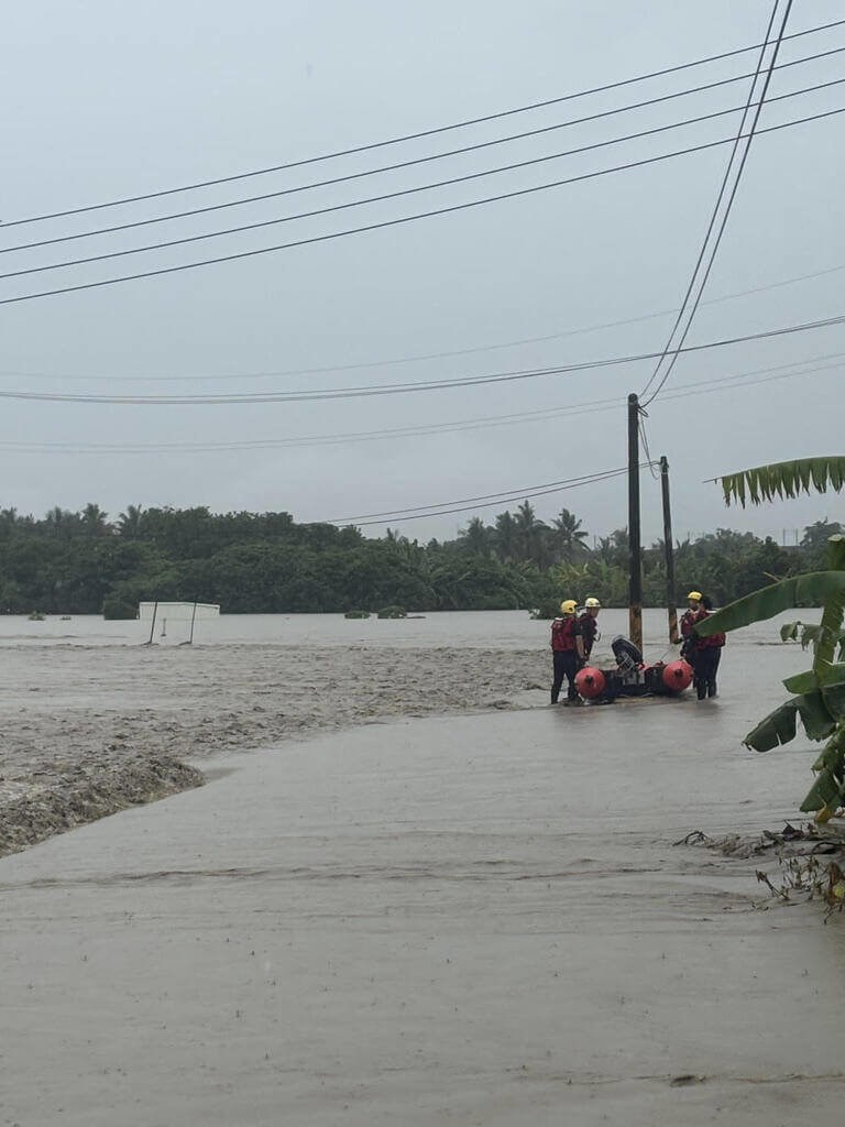 ゴムボートを出動させ、孤立した住民の救助を進めている消防隊員＝高雄市政府消防局提供