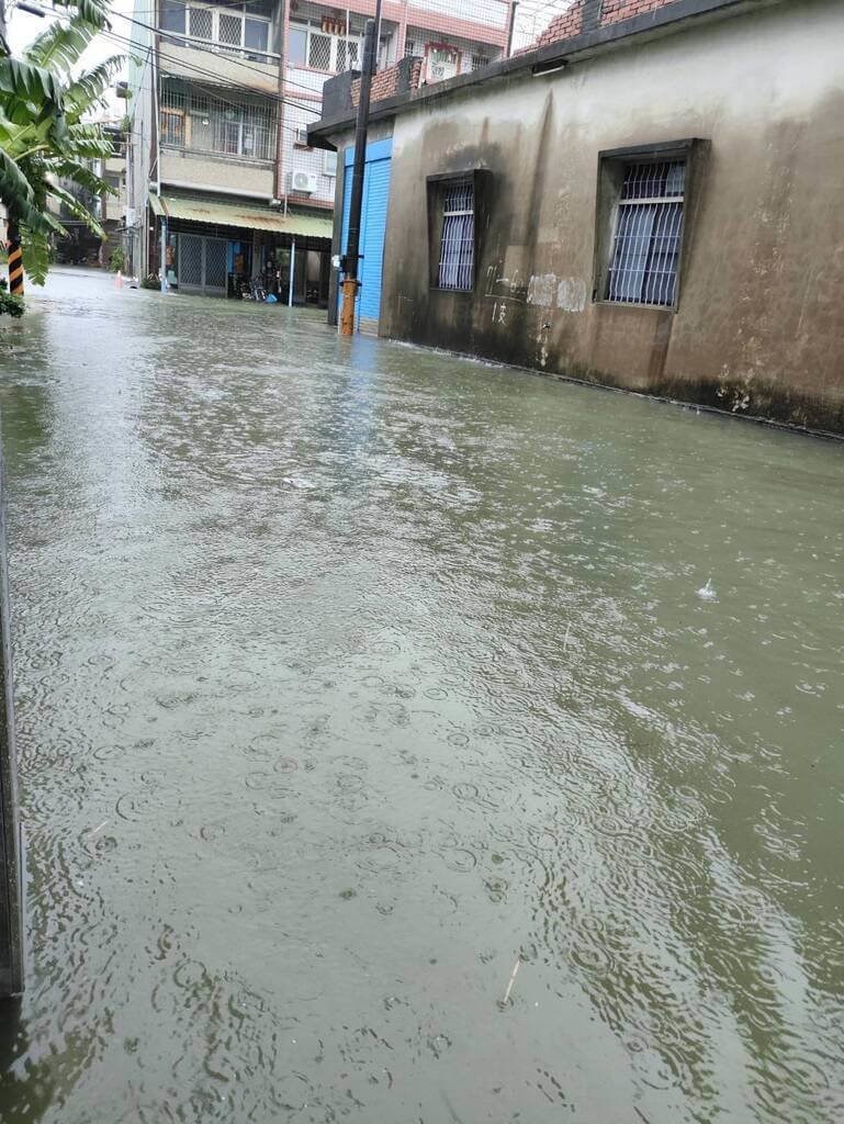 屏東県では25日から2日間にわたり激しい雨が続いた。新園郷港西村では排水が追いつかず、住宅に浸水被害が出た＝市民提供