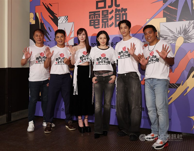 台北映画祭の開幕作上映会に出席した（右から）サキヌ、リウ・イーハオ、ビビアン・スー、エスター・ホアン、ソーダ＝6月26日、台北市