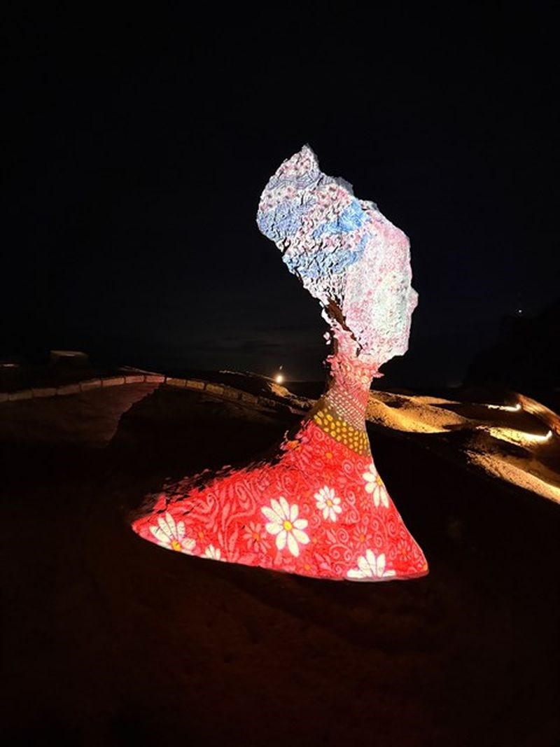 プロジェクションマッピングが施された野柳地質公園のクイーンズヘッド（女王頭）＝交通部観光署提供