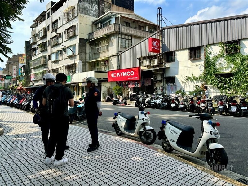 ウーバーによるバイクタクシー試行開始を受け、台北市の北投地区で巡回や監視を行う警察官ら＝7月1日