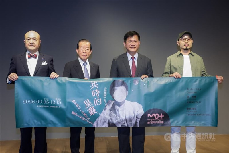 左から日本台湾交流協会の片山和之台北事務所代表、台湾日本関係協会の謝長廷会長、林佳竜外交部長、ホアン・ヤーリー（黄亜歴）監督＝7月2日、台北市