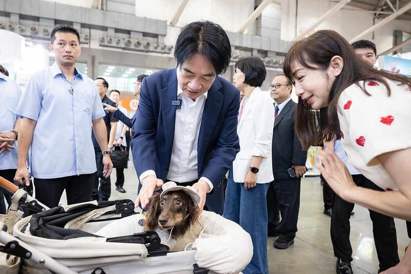 「展昭台北寵物用品展」を視察し、来場の犬と触れ合う頼総統=7月3日、台北市(総統府提供)