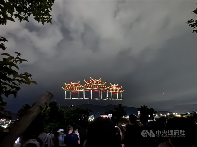 ドローンで夜空に描かれた三峡祖師廟=2026年7月4日中央社記者曹亜沿撮影