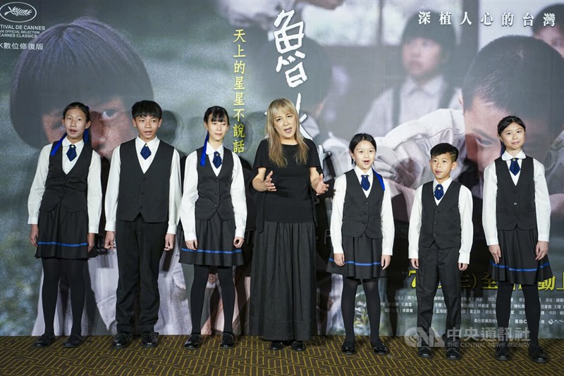 歌手のツェン・シューチンとTMC（拉縴人）少年児童合唱団のメンバー＝7月7日、台北市