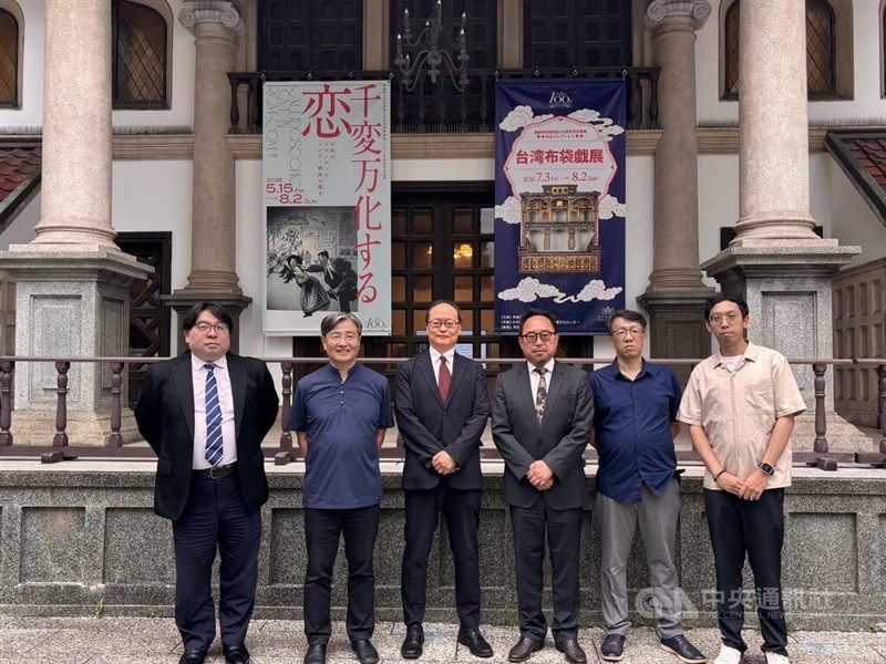 早稲田大学坪内博士記念演劇博物館を背に記念撮影する同博物館の児玉竜一館長(左から3人目)、台湾文化センターの曽鈐竜センター長(右から3人目)、亦宛然掌中劇団の李俊寛執行長(右から2人目)=7月7日、東京
