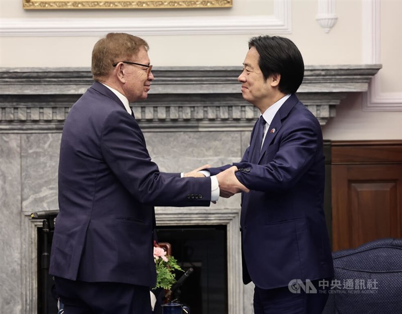 総統府で初訪台のグアテマラのコントレラス国会議長（左）を歓迎する頼清徳総統＝7月8日、台北市
