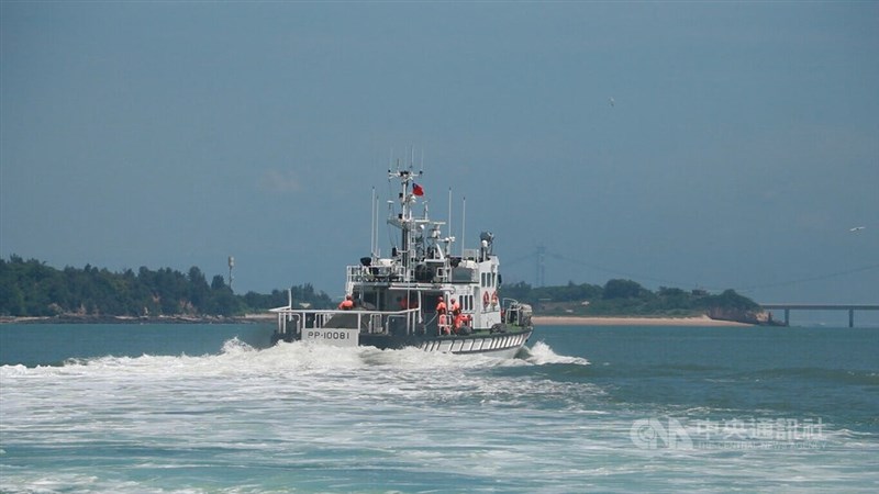 各国の議員らが乗る海巡署巡視船=7月9日、金門海域