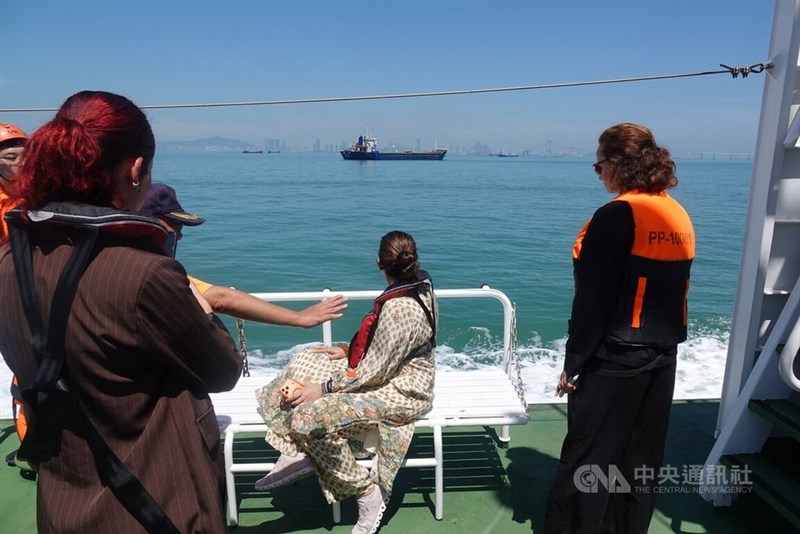 中国・福建省の海岸線を眺める各国の議員ら=7月9日、金門海域