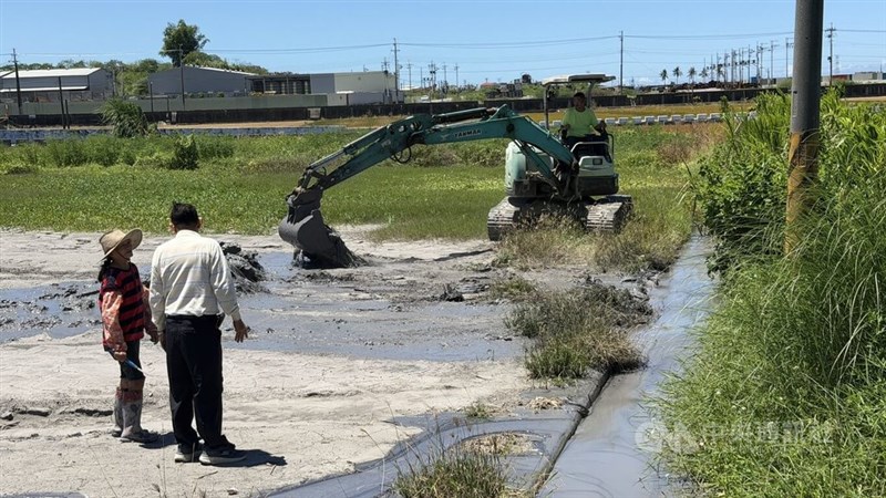 泥の拡散を防ぐため、排水路を掘削する重機＝2026年7月6日、中央社記者李卉婷撮影