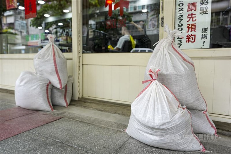 台北市内湖区内の理髪店。店の前には複数の土のうが置かれた＝7月10日