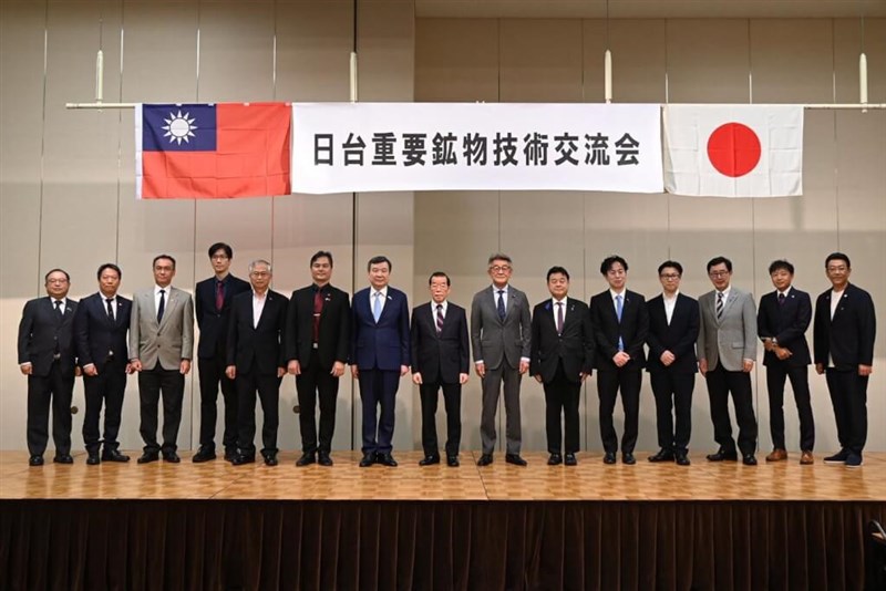 日台重要鉱物技術交流会に出席した李逸洋駐日代表（左から7人目）、台湾日本関係協会の謝長廷会長（左から8人目）＝7月8日、東京（李氏のフェイスブックから）