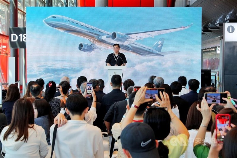 9日の発表会であいさつするスターラックス航空の張国煒董事長＝桃園空港