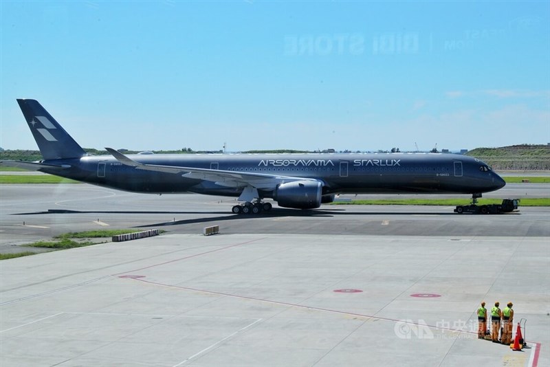 スターラックス航空の特別塗装機「エアソラヤマ・シルバー」=7月9日、桃園空港