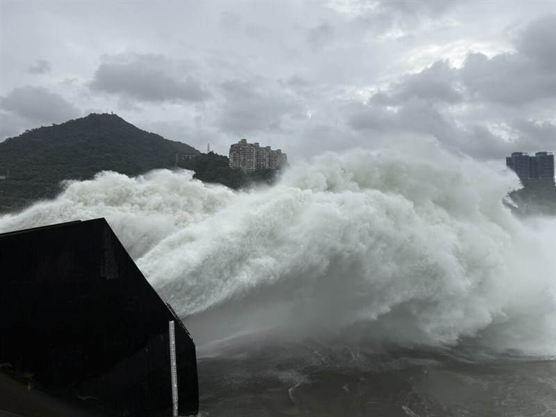 石門ダムの放流＝7月10日、桃園市