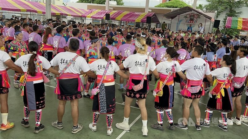 輪になって踊る人たち＝2026年7月11日、中央社記者盧太城撮影