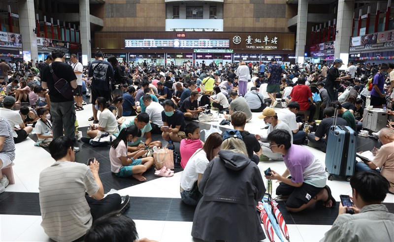 台風9号が接近する中、台北駅に集まり「ポケモンGO」に興じる人々＝2026年7月11日、中央社記者謝佳璋撮影