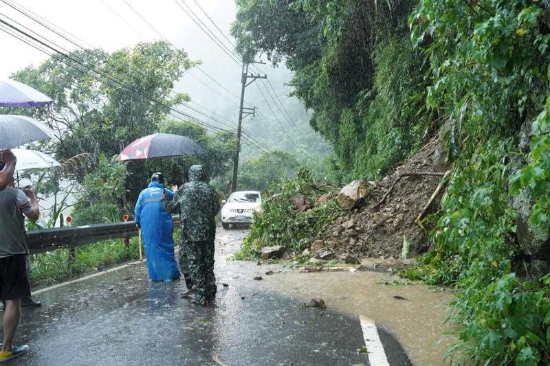 台風9号により、北部・新竹県の一部県道で斜面崩壊が発生し通行できない状態となった＝同県政府提供