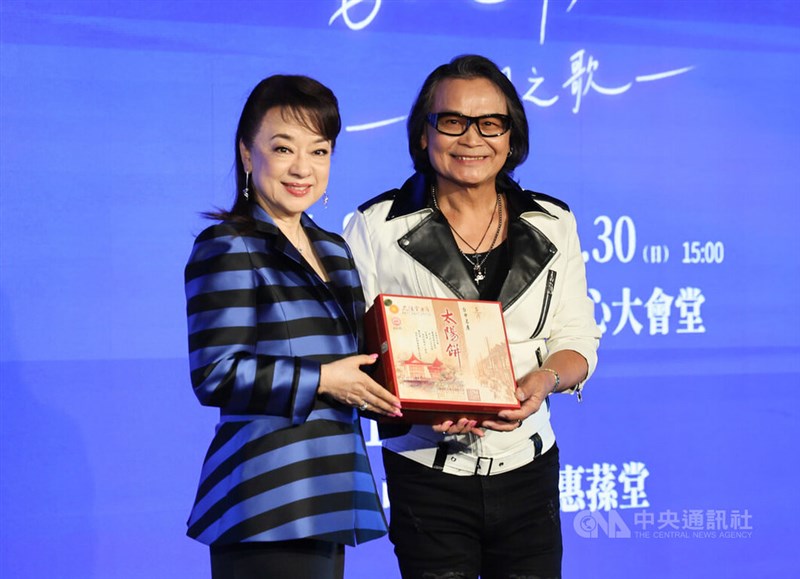 ジュディ・オング（左）に台中土産を代表する「太陽餅」を手渡すシェン・ウェンチェン＝7月14日、台北市