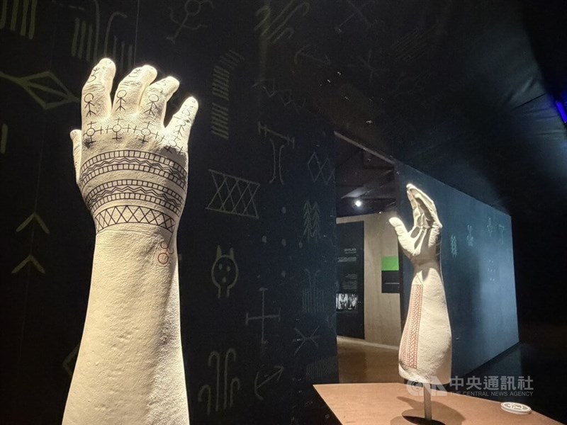 台東県の台湾史前文化博物館で14日から始まった入れ墨に関する特別展＝2026年7月15日、中央社記者盧太城撮影