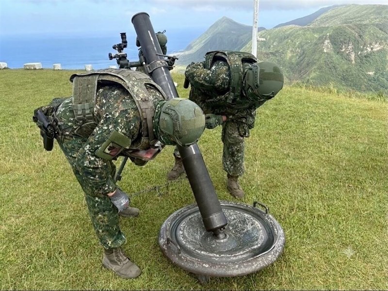 離島で防御陣地構築の訓練を行う陸軍兵士（第二作戦区提供）