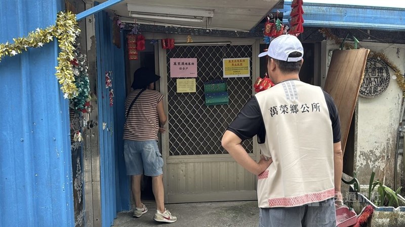万里渓下流地域の住民避難状況を確認する万栄郷の職員ら＝2026年7月16日、中央社記者張祈撮影