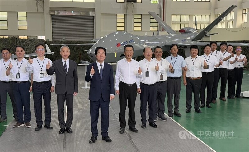 無人機の開発スタッフらとポーズを決める頼清徳総統（左から5人目）＝7月17日、台中市
