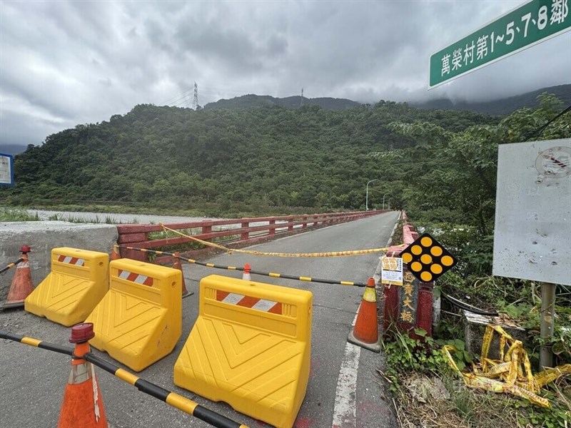 せき止め湖の天然ダムが決壊した場合、あふれた水が、最速45分で到達するとされる西宝大橋。すでに通行止めになっている＝2026年7月17日、中央社記者張祈撮影