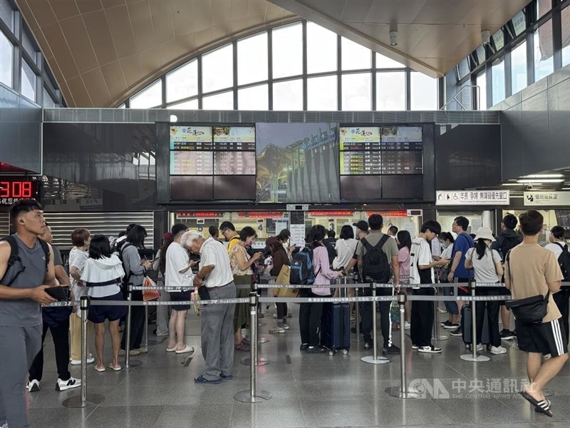 鉄道の一部区間運転見合わせを前に、利用者で混雑する台鉄の花蓮駅＝2026年7月17日、中央社記者張祈撮影