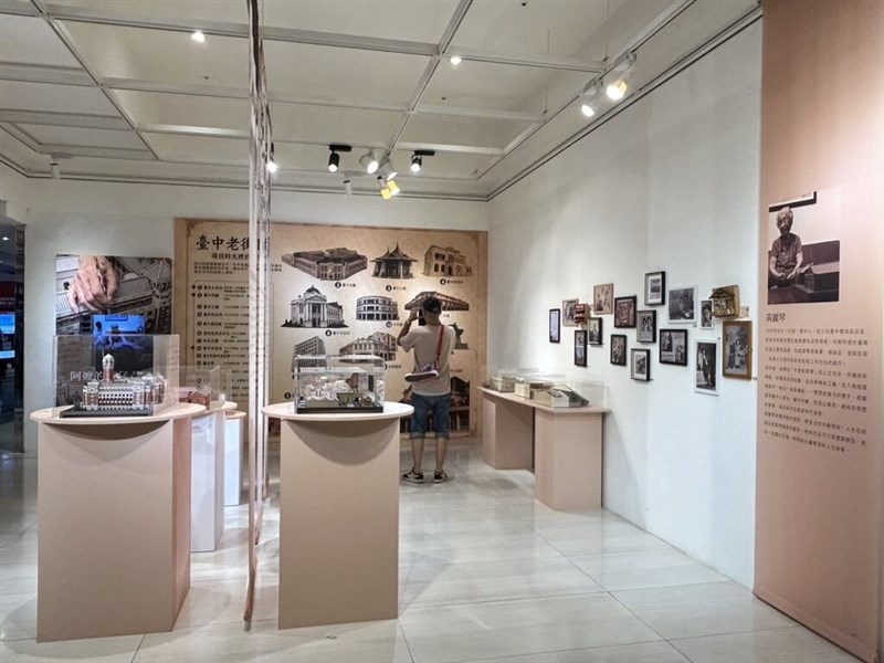 台中・中友百貨で開催中の建物模型職人、黄麗琴さんの作品展=中友百貨提供