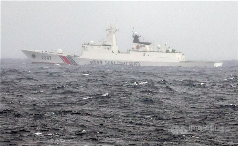 台湾東部海域を航行する中国海警船（中央社資料写真）