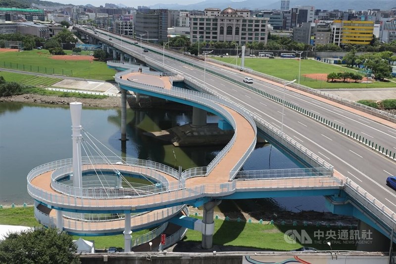 民権大橋の脇に設けられた歩行者と自転車専用の橋＝20日、台北市で中央社記者王飛華撮影