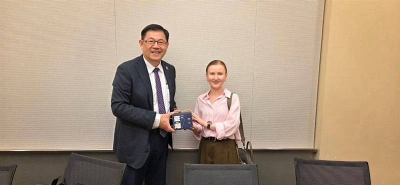 在日ウクライナ商工会議所のカテリーナ・ヤボルスカ理事長（右）と面会する無人機外交プロジェクトチームの江振瑋執行長＝7月17日、東京（外交部提供）
