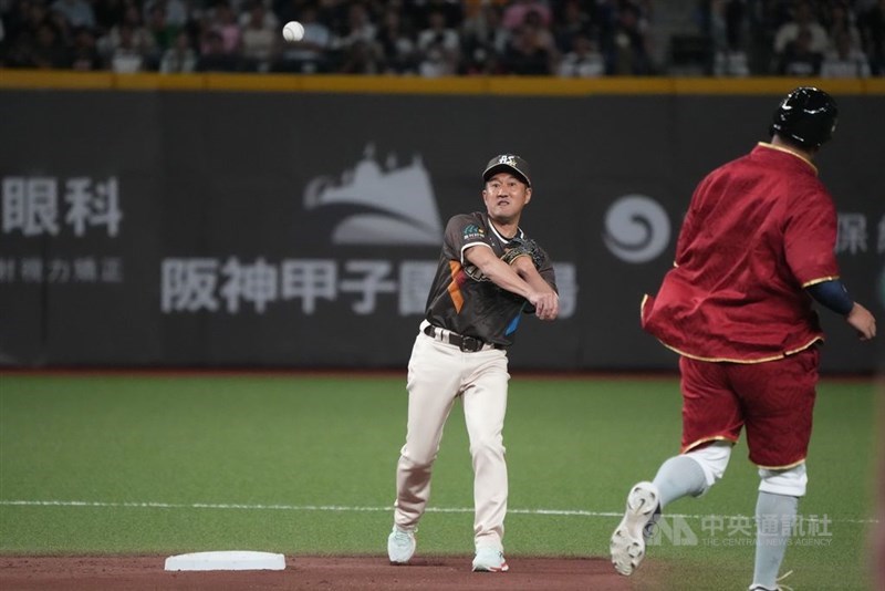レジェンド枠でオールスター戦に出場し、二塁を守る中信ブラザーズの平野恵一監督＝7月19日、台北市