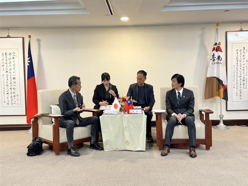 台南市政府を訪問した茨城県笠間市の山口伸樹市長（左）と台南市の葉沢山副市長（右）＝台南市政府提供
