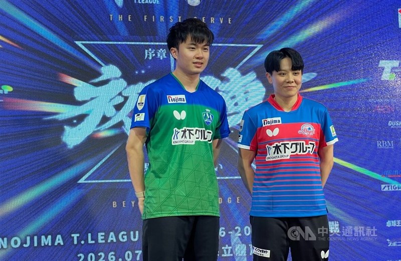 試合前の記者会見に臨む林昀儒（左）と鄭怡静＝2026年7月24日、中央社記者陳容琛撮影