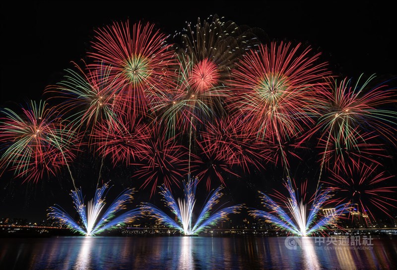 台北の夜空を彩る花火＝25日、中央社記者趙世勲撮影