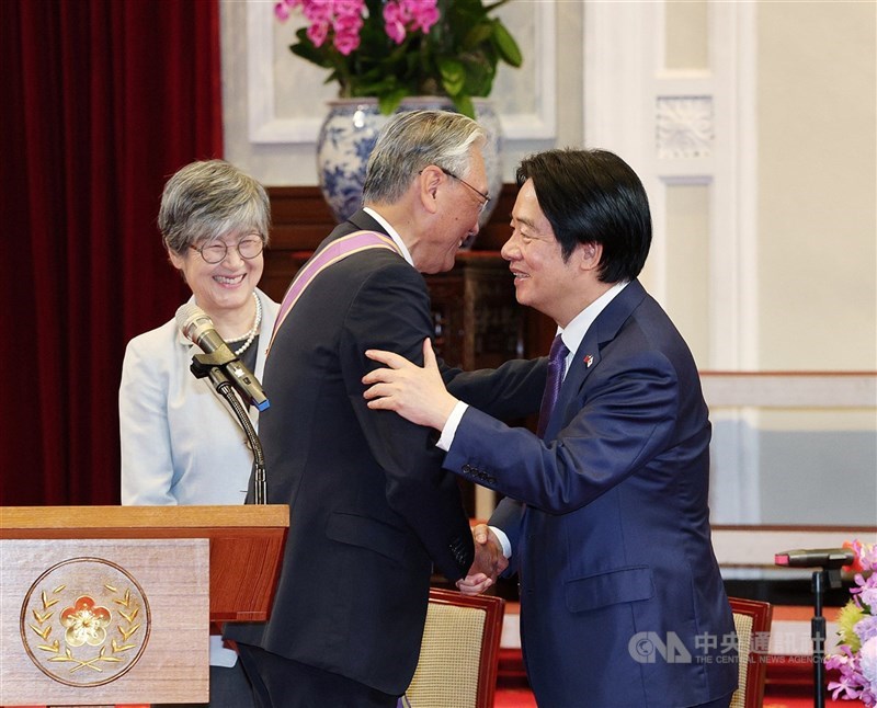 頼清徳総統(右)と笑顔で握手する日本台湾友好議員連盟の古屋圭司会長(中央)。左は古屋氏の妻の弓子さん=総統府で2026年7月27日、中央社記者郭日曉撮影