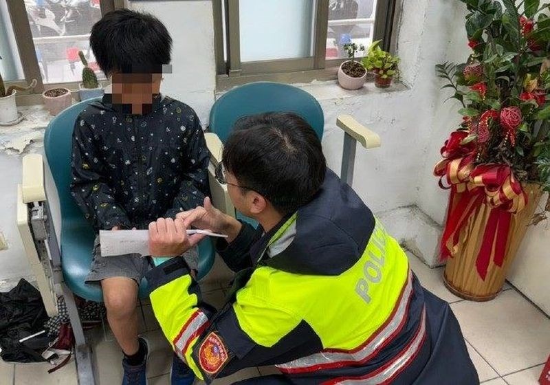 迷子になっていた男児を保護する警察官（台北市政府警察局大同分局）