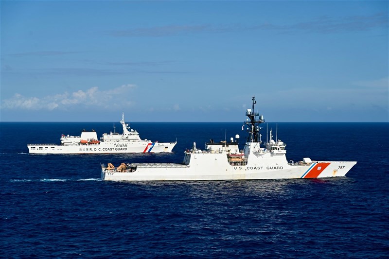 並んで航行する海巡署の巡視船「台北艦」（奥）と米沿岸警備隊の巡視船「ミジェット」（AITのフェイスブックから）