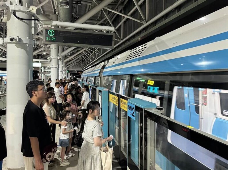 三鶯線の列車到着を待つ利用客＝新北メトロ提供