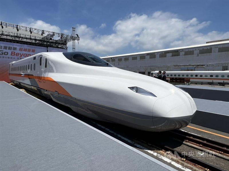 出荷セレモニーで報道陣に公開された台湾高速鉄道の新型車両N700ST＝7月30日、山口県
